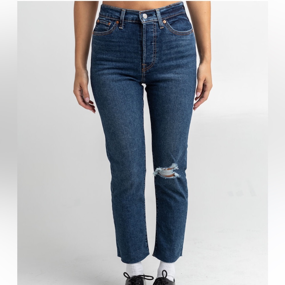 Levi’s Wedgie Fit Straight Jean Size 27 Medium Destructed